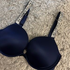 Very lightly worn Victoria’s Secret very sexy push-up bra